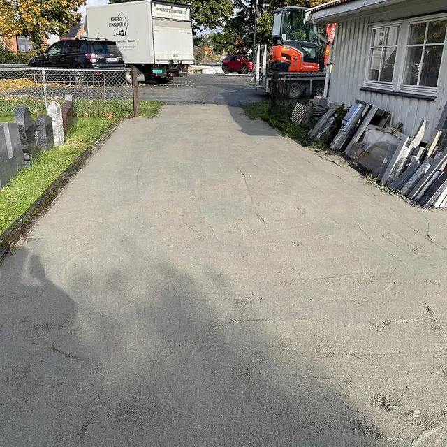 Avrettet gangvei/innkjørsel langs en husrekke.