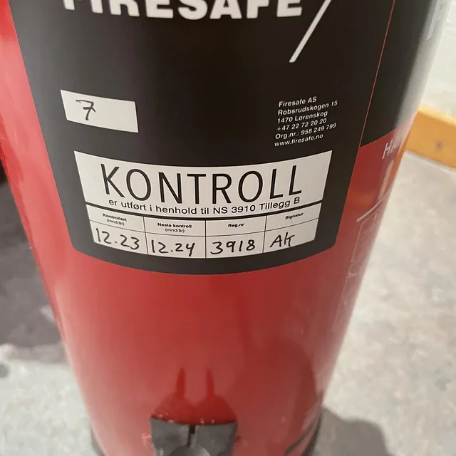 Rød brannslokker merket med "Firesafe" på en lys bakgrunn.